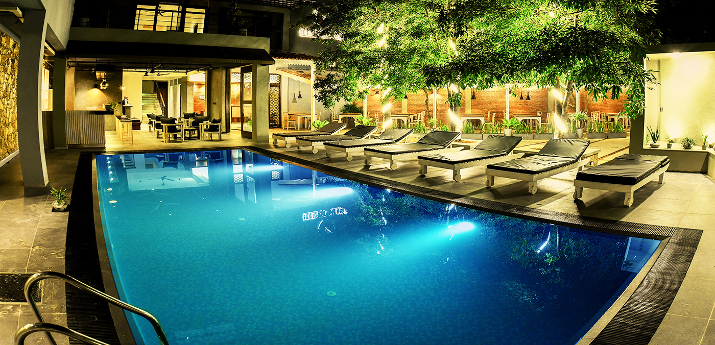 REFRESHING POOL WITH SUN BED
