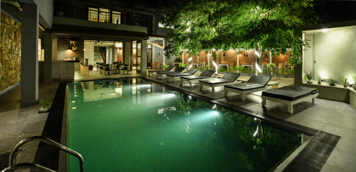 REFRESHING POOL WITH SUN BED