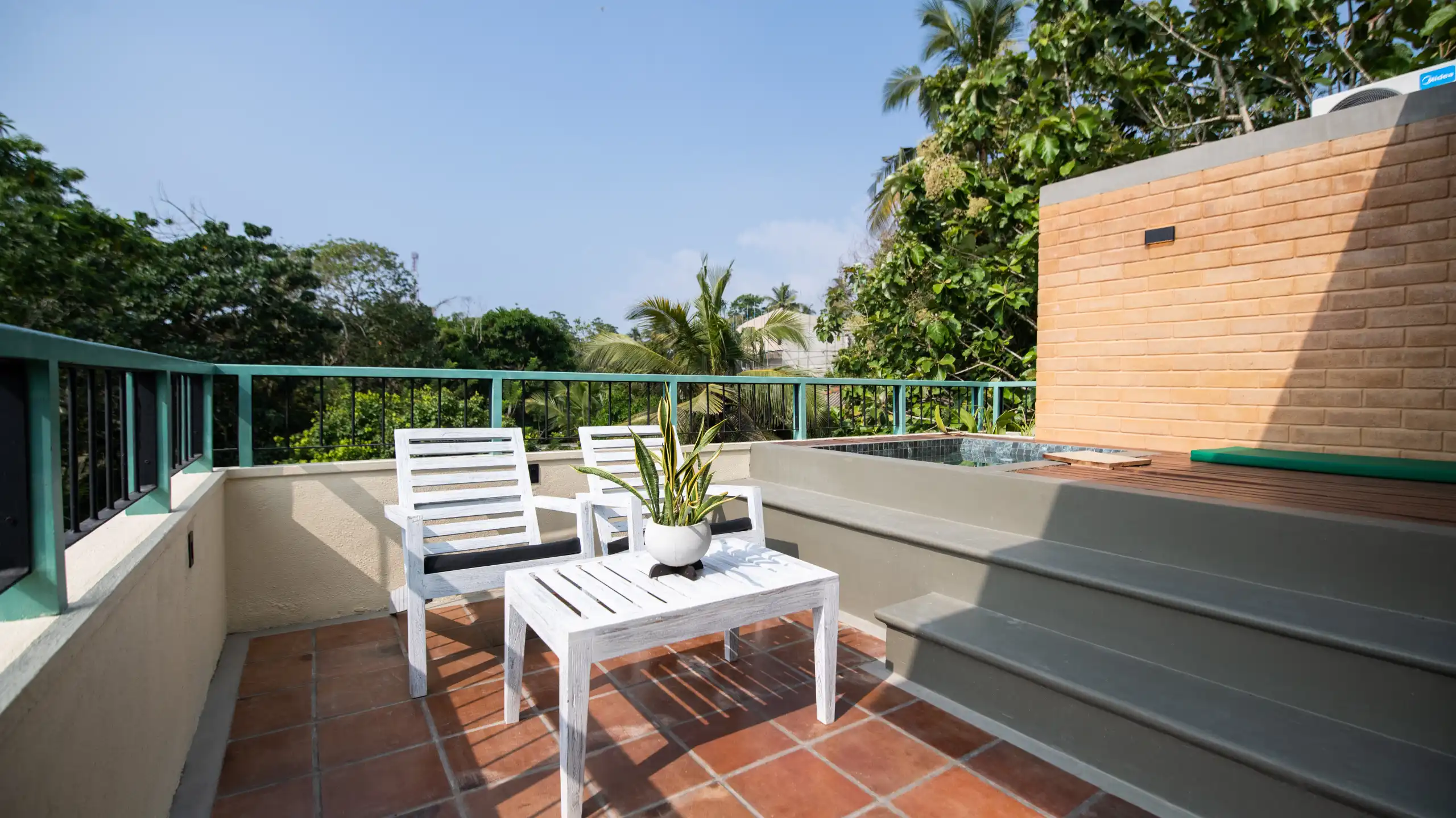 Hiriketiya accommodation private terrace with jacuzzi at Hiriketiya Beach Resort