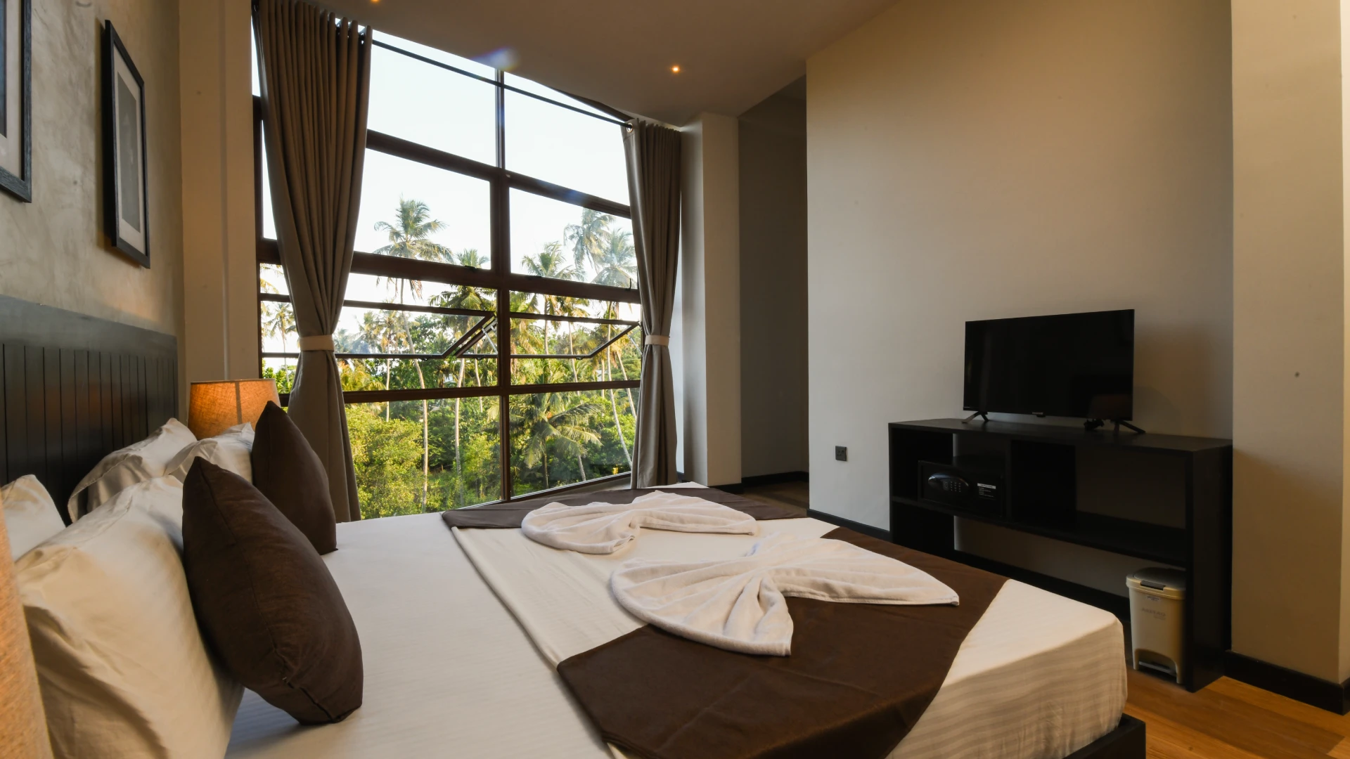 Deluxe Double Room with Side Sea View