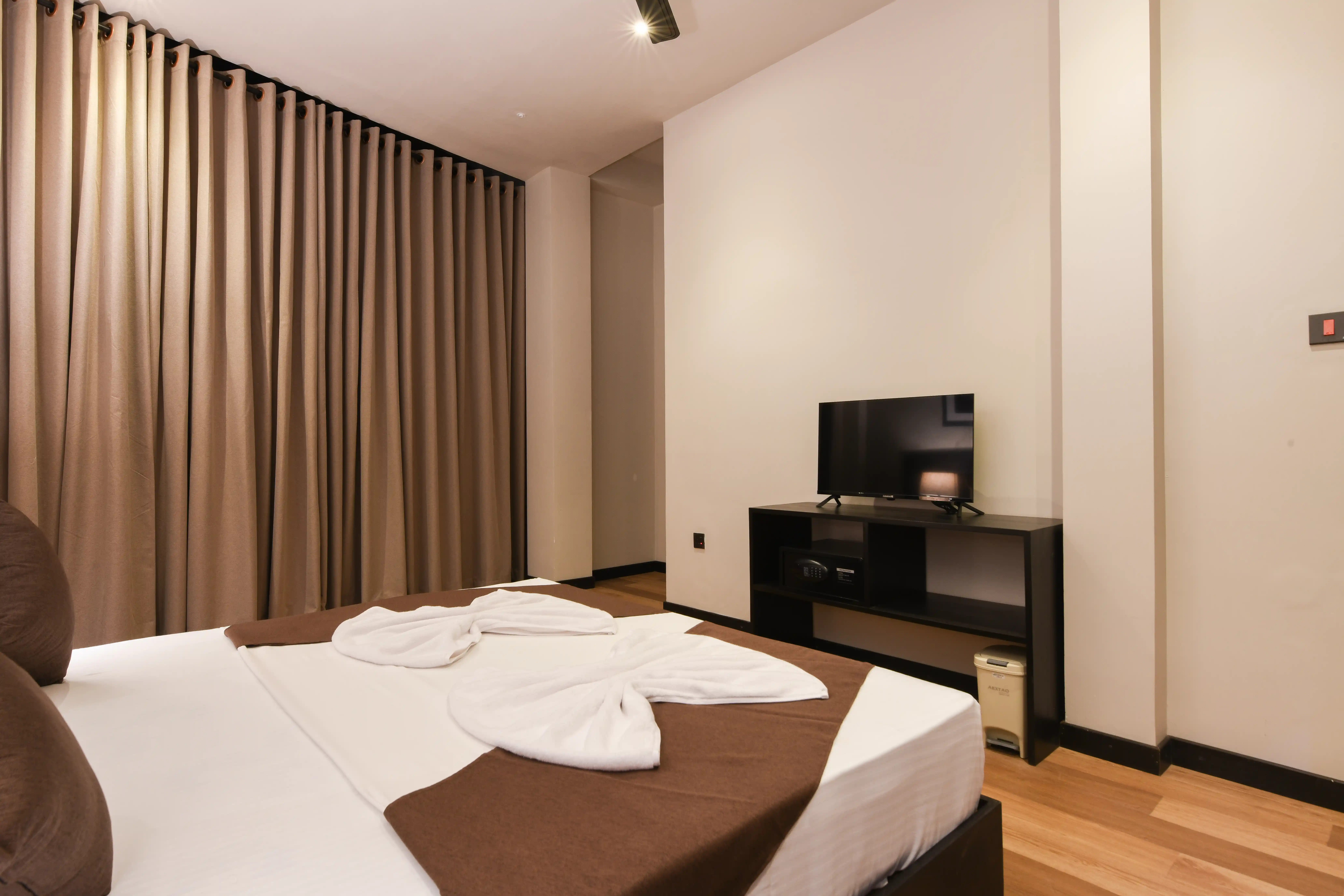 Double room at Hiriketiya Beach Resort with modern amenities in Hiriketiya