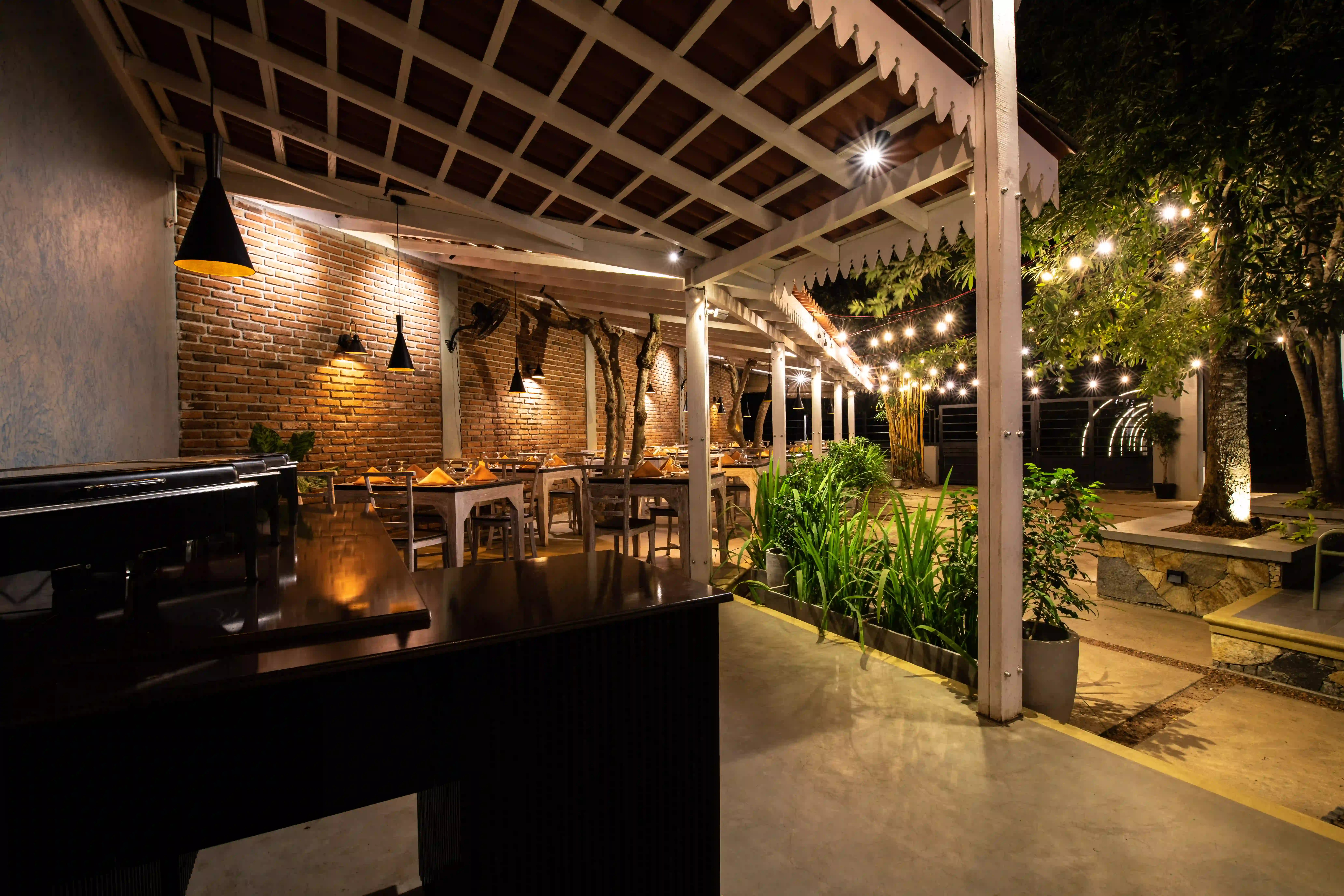 Breakfast Hiriketiya dining area and bar at Hiriketiya Beach Resort